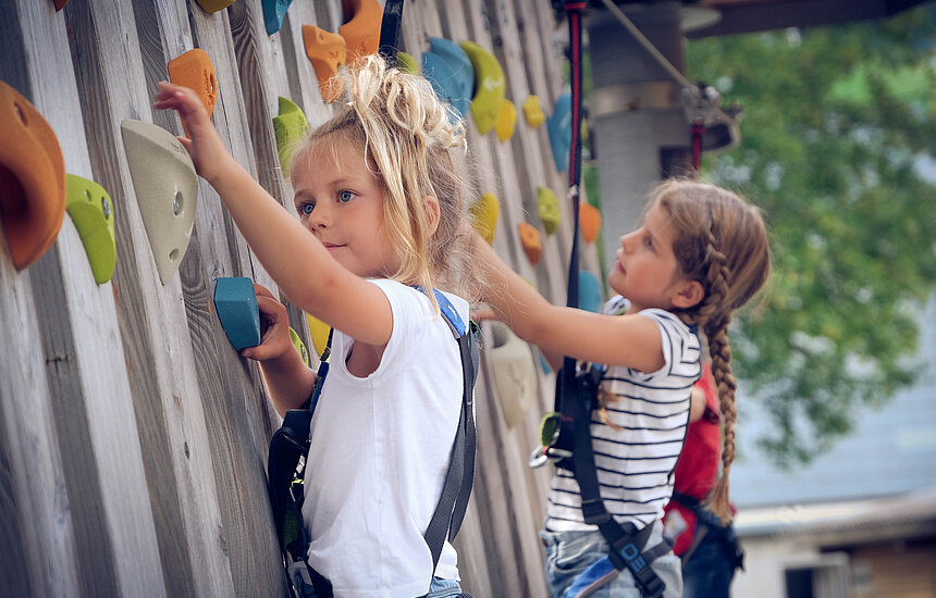 Kletterturm Frutigresort Frutigen Kinder an Kletterwand